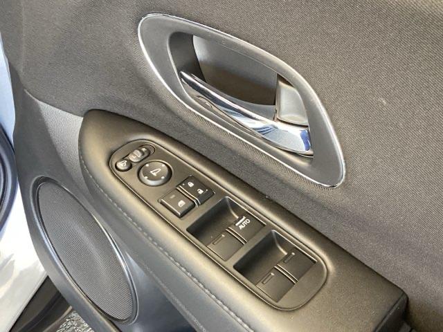 ヴェゼル Ｘ・ホンダセンシング　純正メモリーナビ　リアカメラ　ＥＴＣ　Ｒカメラ　Ｗエアバッグ　盗難防止　アクティブクルーズコントロール　オートエアコン　ＬＥＤランプ　衝突軽減ブレ－キ　パワステ　整備記録簿　カーテンエアバック　ＡＢＳ（49枚目）