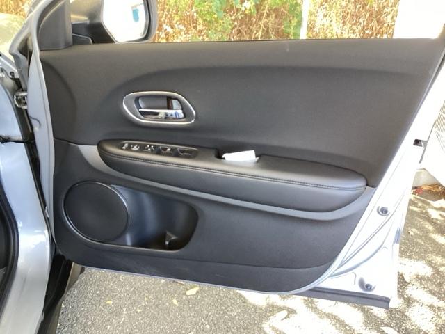 ヴェゼル Ｘ・ホンダセンシング　純正メモリーナビ　リアカメラ　ＥＴＣ　Ｒカメラ　Ｗエアバッグ　盗難防止　アクティブクルーズコントロール　オートエアコン　ＬＥＤランプ　衝突軽減ブレ－キ　パワステ　整備記録簿　カーテンエアバック　ＡＢＳ（50枚目）