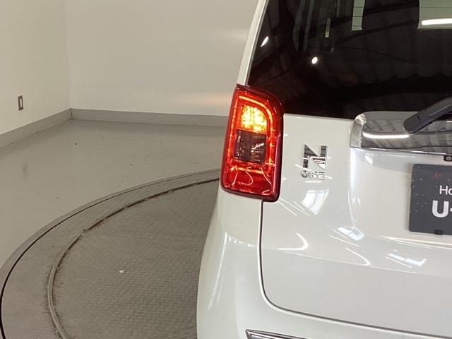 N-ONE プレミアム スマートキー HIDヘッドライト 運転席エアバック 横滑防止 イモビライザー 助手席エアバック パワーステ フルオートエアコン スマ-トキ- キーレス サイドエアバック ABS アイドリング ベンチ席(32枚目)