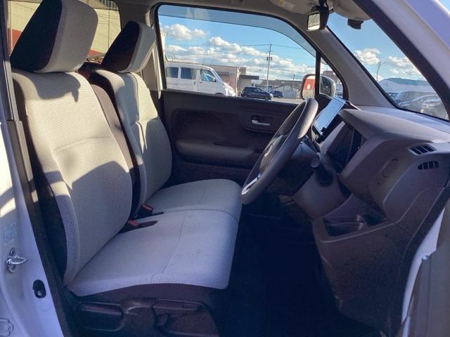 �t�����g�V�[�g�̓x���`�V�[�g�ł��B�x���`�V�\�g�͉^�]�ȂƏ���Ȃ̈ړ����X���[�Y�I�������ԏ�ł̏��~��ɕ֗��ł��B�V�[�g�̊ԂɃR���\�[���{�b�N�X��h�����N�z���_�[���Ȃ����߁A�ԓ���Ԃ��L�������܂�