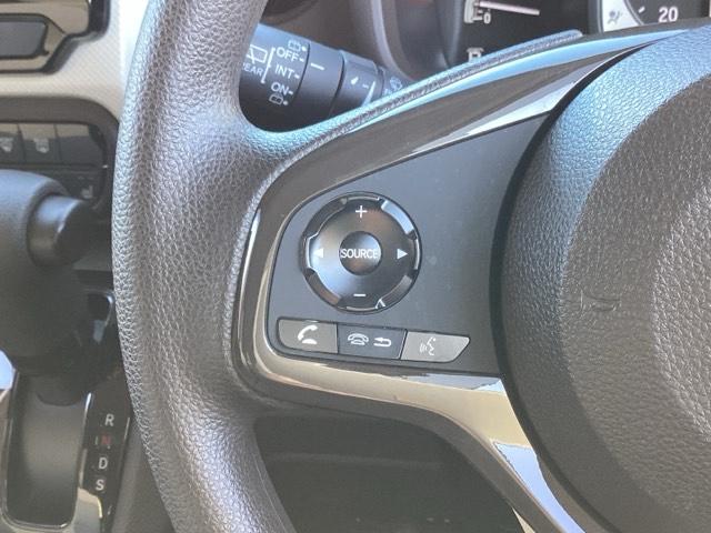 �X�e�A�����O�̍����ɂ́A�I�[�f�B�I�̃X�C�b�`���t���Ă��܂�