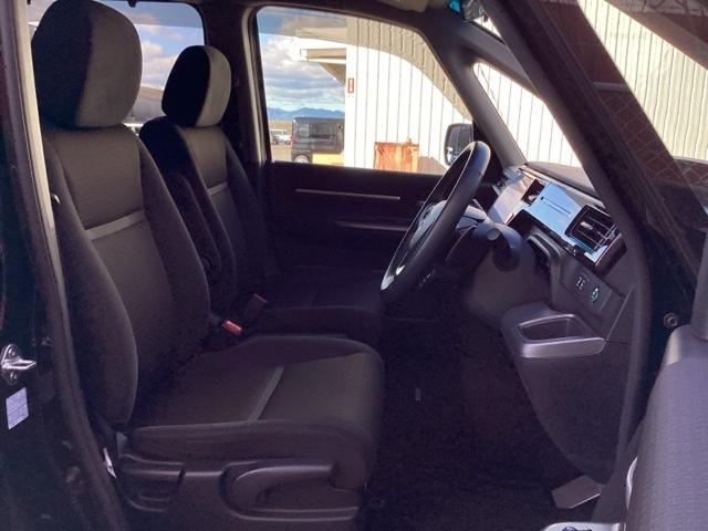 �t�����g�V�[�g�̓x���`�V�[�g�ł��B�x���`�V�\�g�͉^�]�ȂƏ���Ȃ̈ړ����X���[�Y�I�������ԏ�ł̏��~��ɕ֗��ł��B�V�[�g�̊ԂɃR���\�[���{�b�N�X��h�����N�z���_�[���Ȃ����߁A�ԓ���Ԃ��L�������܂�