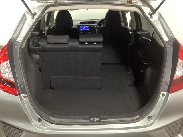 フィット １３Ｇ・Ｌパッケージ　メモリーナビ　リアカメラ　ＥＴＣ　軽減ブレーキ　Ｂカメ　Ｓキー　フルセグ　フルオートエアコン　ナビＴＶ　リモコンキー　サイドＳＲＳ　横滑り防止機能　エアバック　アイスト　パワーウィンド　Ｗエアバッグ（11枚目）