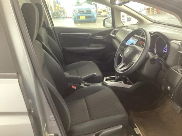 フィット １３Ｇ・Ｌパッケージ　メモリーナビ　リアカメラ　ＥＴＣ　軽減ブレーキ　Ｂカメ　Ｓキー　フルセグ　フルオートエアコン　ナビＴＶ　リモコンキー　サイドＳＲＳ　横滑り防止機能　エアバック　アイスト　パワーウィンド　Ｗエアバッグ（14枚目）