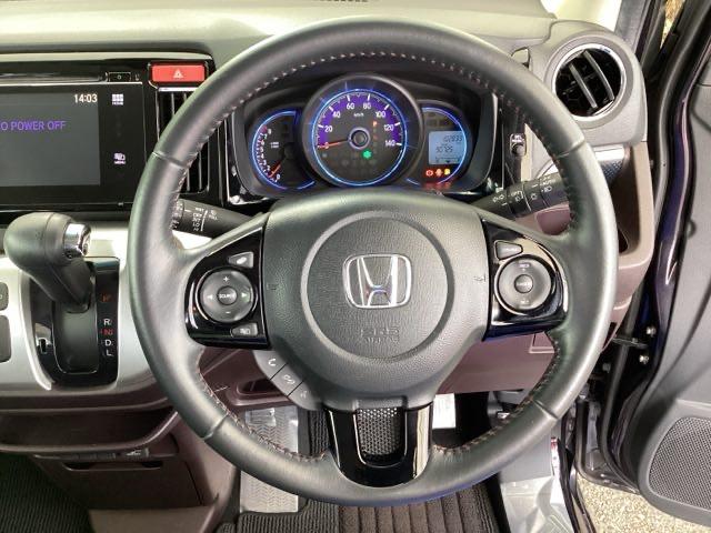 �{�v�n���h���̉E���ɂ���{�^���������N���[�Y�R���g���[���ł��B�A�N�Z���y�_���𓥂܂��ɐݒ葬�x���L�[�v�B�������H�ł̃h���C�u�����N�ɁB�܂��A���ɃI�[�f�B�I�����R���X�C�b�`������܂��B