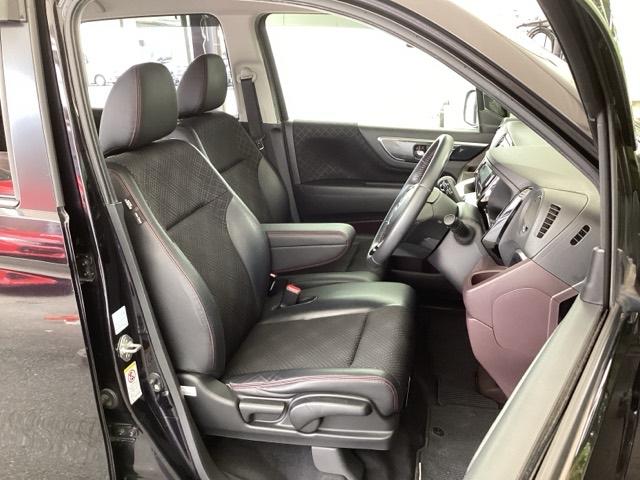 �t�����g�L�X�A�x���`�V�[�g�̉^�]�Ȃ́A�n�C�g�A�W���X�^�[���t���Ă���̂ŁA���K�Ƀh���C�u���ł��܂��B�n���h���̓`���g�X�e�A�����O�ŁA�n���h���ʒu���㉺�ɒ��߂ł��܂��B