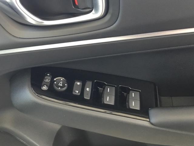 ヴェゼル ｅ：ＨＥＶＺ　クルコン　ＢＳＭ　ＥＴＣ２．０　前後ドラレコ　ステアリングヒーター　衝突回避支援ブレーキ機能　スマキ　Ｐトランク　フルオートエアコン　Ｄレコ　エアバッグ　両席エアバック　Ｒカメ　パワーウィンドウ（11枚目）