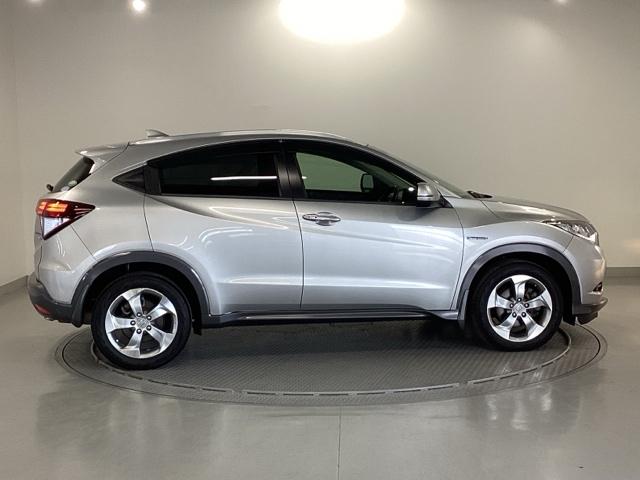 ヴェゼル ハイブリッドＸ・Ｌパッケージ　純正メモリーナビ　衝突低減ブレーキ　ブレーキサポート　ＥＣＯＮ　後カメラ　フルタイム４ＷＤ　ナビＴＶ　盗難防止装置　ＬＥＤ　エアコン　シートヒータ　サイドＳＲＳ　キーレス　ワンセグＴＶ　ＤＶＤ　ＥＴＣ（32枚目）