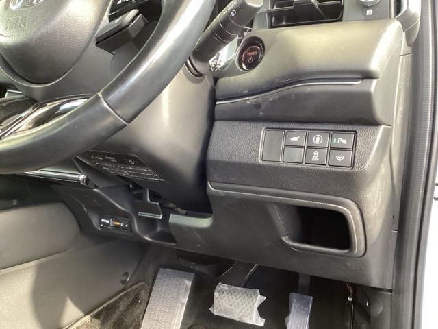 �����ɍ����ŕ֗��Ȃd�s�b������A�������h���u�r�`�Ȃǂ̃X�C�b�`�́A�^�]�Ȃ̉E���A��̓͂��₷���ʒu�ɂ���܂��B