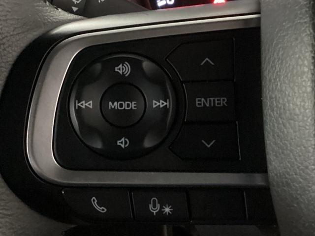 �n���h���ɃI�[�f�B�I����{�^�����������܂��B���_���ڂ����n���h�����痣�����ƂȂ��`�����l����e�I�[�f�B�I�̐؂�ւ���{�����[���������ł��܂��̂ň��S�^�]�ɂ��𗧂��܂��B