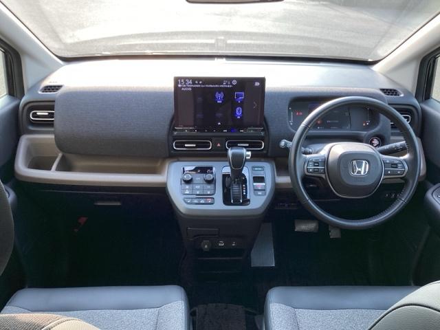 フリード ｅ：ＨＥＶエアーＥＸ　ＥＴＣ／純正ナビ／バックモニター／ホンダセンシング／全周囲カメラ　セキュリティアラーム　両側電動パワースライドドア　横滑り防止　エアコン　ＤＶＤ再生可　クルコン　誤発進抑制機能　ナビ＆ＴＶ　三列シート（2枚目）