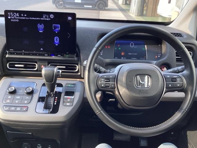 フリード ｅ：ＨＥＶエアーＥＸ　ＥＴＣ／純正ナビ／バックモニター／ホンダセンシング／全周囲カメラ　セキュリティアラーム　両側電動パワースライドドア　横滑り防止　エアコン　ＤＶＤ再生可　クルコン　誤発進抑制機能　ナビ＆ＴＶ　三列シート（3枚目）