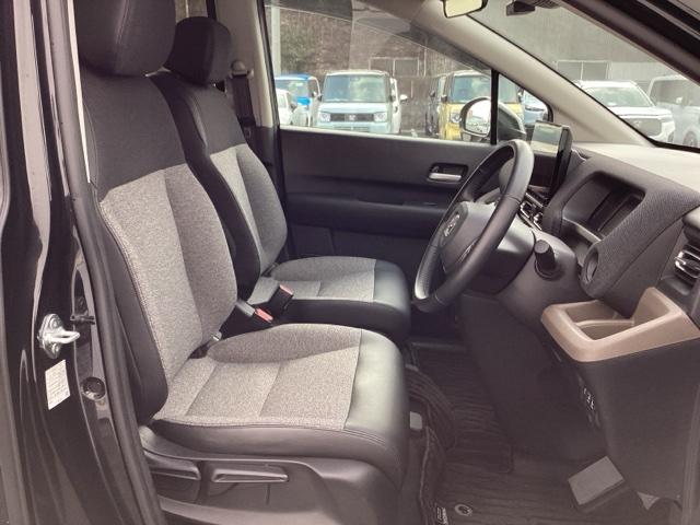 フリード ｅ：ＨＥＶエアーＥＸ　ＥＴＣ／純正ナビ／バックモニター／ホンダセンシング／全周囲カメラ　セキュリティアラーム　両側電動パワースライドドア　横滑り防止　エアコン　ＤＶＤ再生可　クルコン　誤発進抑制機能　ナビ＆ＴＶ　三列シート（16枚目）