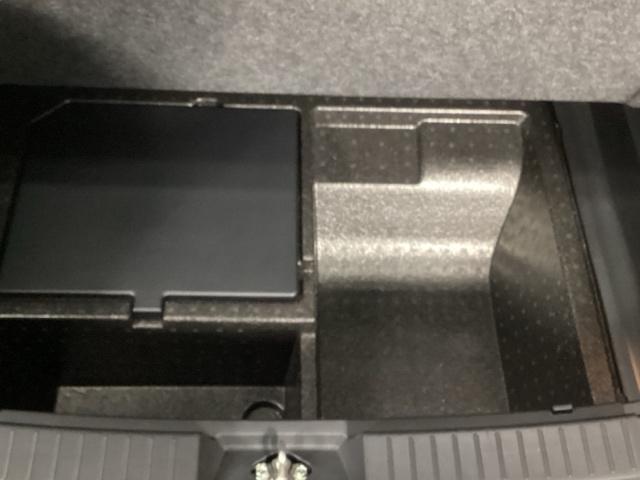 �f�b�L�{�[�h�͎��O���Ďg�p���邱�Ƃ��\�ł��B�f�b�L�{�[�h���ɂ͎��[�X�y�[�X����A�A���_�[���Q�[�W�ƍ��킹�đ傫�ȋ�ԂɂȂ�w�̍����ו��̐ύڂɕ֗��ł��B