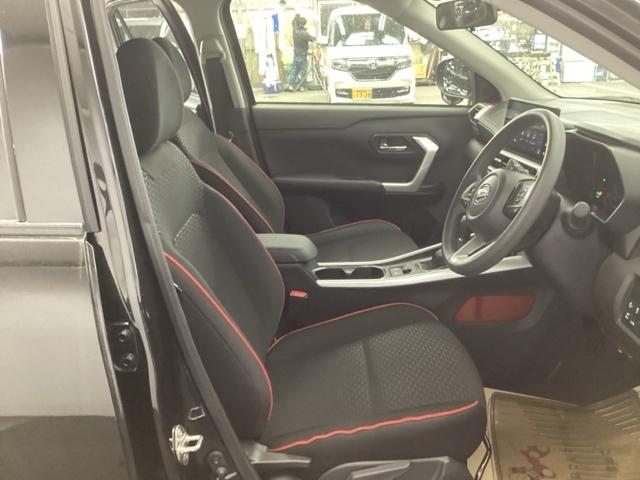 �^�]�Ȃ́A�傫�ȍ��ʂƕ�ݍ��ނ悤�Ȕw�����ꂪ�h���C�o�[�̐g�̑S�̂���������x���܂��B�㎿�ȃV�[�g�f�ނƍ���S�n�̂悢�N�b�V�������̗p���A�����Ԃ̉^�]��R�[�i�[�̑����������K�ł��B