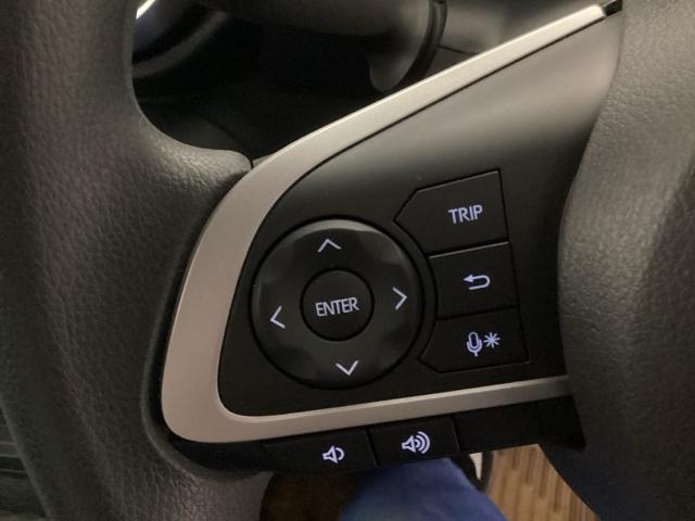 �X�e�A�����O���葤�ɃI�[�f�B�I�֘A�̃R���g���[���X�C�b�`��z�u���Ă��܂��B���쎞�͎�������炷���ƂȂ��^�]�ɏW���ł��܂��B