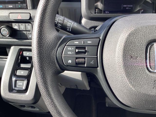 �X�e�A�����O�̍����ɂ́A�I�[�f�B�I�̃X�C�b�`���t���Ă��܂�