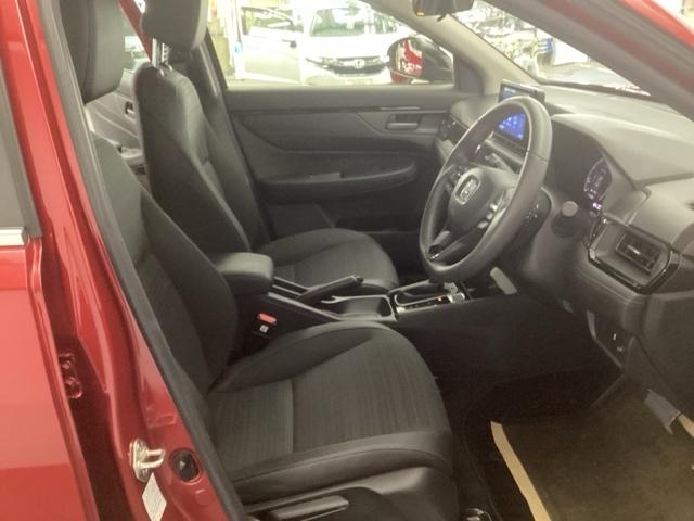 �V�[�g�̓t�B�b�g�����ǂ��A�y�ȉ^�]�p����ۂĂ܂��B