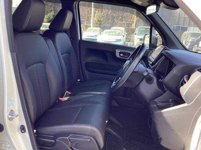 �t�����g�V�[�g�̓x���`�V�[�g�ł��B�x���`�V�\�g�͉^�]�ȂƏ���Ȃ̈ړ����X���[�Y�I�������ԏ�ł̏��~��ɕ֗��ł��B�V�[�g�̊ԂɃR���\�[���{�b�N�X��h�����N�z���_�[���Ȃ����߁A�ԓ���Ԃ��L�������܂�