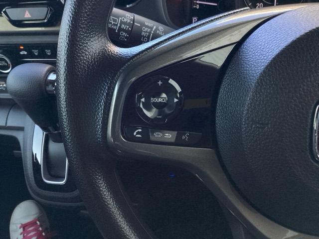 �X�e�A�����O�̍����ɂ́A�I�[�f�B�I�̃X�C�b�`���t���Ă��܂�