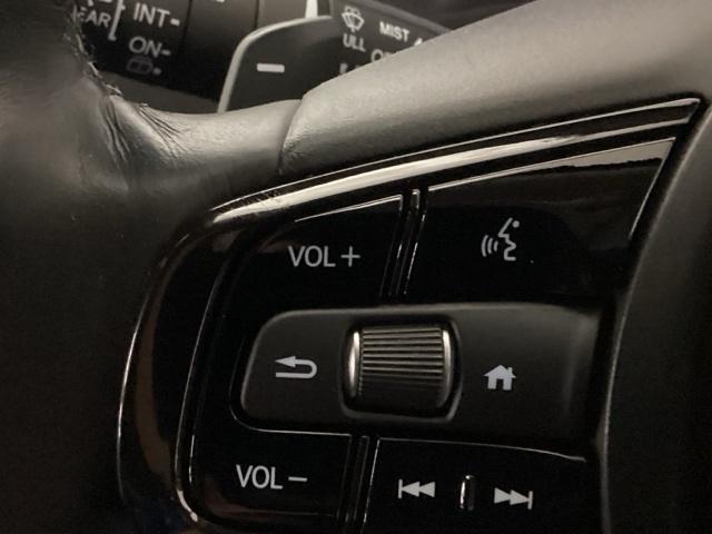 �X�e�A�����O���葤�ɃI�[�f�B�I�֘A�̃R���g���[���X�C�b�`��z�u���Ă��܂��B���쎞�͎�������炷���ƂȂ��^�]�ɏW���ł��܂��B