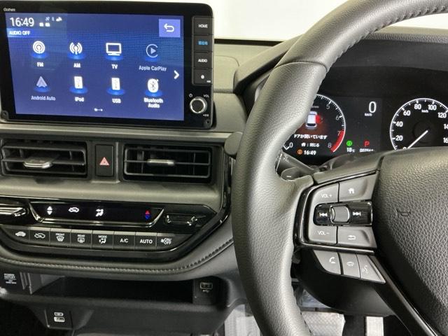 �z���_�����������[�i�r���ڂȂ̂ŁA�����ւ̃h���C�u�����C���������I�X�e�A�����O���葤�ɃI�[�f�B�I�֘A�̃R���g���[���X�C�b�`��z�u���Ă��܂��B���쎞�͎�������炷���ƂȂ��^�]�ɏW���ł��܂�