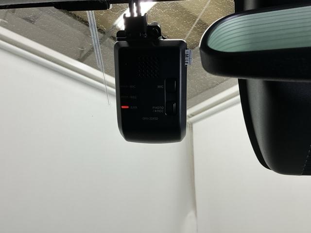 �܂����I�̎��̂��߂Ƀh���C�u���R�[�_�[�������Ă��܂��B�Փ˂����m����ƈ�莞�ԉ摜�������ۑ��ł���̂ň��S�ł�