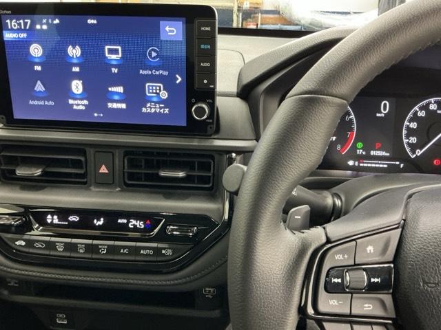 �z���_�����������[�i�r���ڂȂ̂ŁA�����ւ̃h���C�u�����C���������I�X�e�A�����O���葤�ɃI�[�f�B�I�֘A�̃R���g���[���X�C�b�`��z�u���Ă��܂��B���쎞�͎�������炷���ƂȂ��^�]�ɏW���ł��܂�