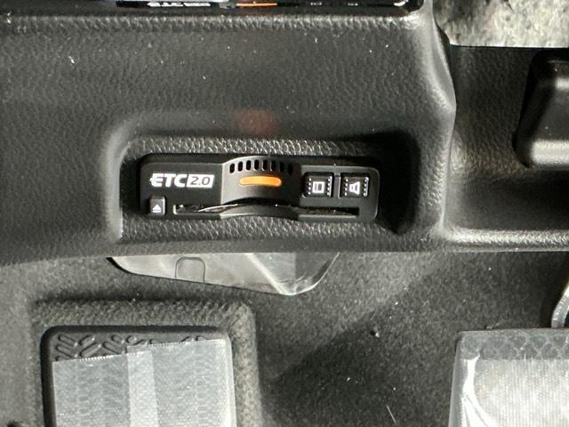 ヴェゼル ｅ：ＨＥＶＺ　ドラレコ　ナビ　Ｒカメラ　ブルートゥース　Ｓヒータ　地デジフルセグＴＶ　定期点検記録簿　電動テールゲート　サイドエアバッグ　後カメラ　前後障害物センサー　横滑防止装置　エアコン　ＬＥＤヘットライト（15枚目）