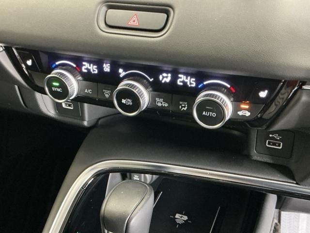 ヴェゼル ｅ：ＨＥＶＺ　ドラレコ　ナビ　Ｒカメラ　ブルートゥース　Ｓヒータ　地デジフルセグＴＶ　定期点検記録簿　電動テールゲート　サイドエアバッグ　後カメラ　前後障害物センサー　横滑防止装置　エアコン　ＬＥＤヘットライト（17枚目）