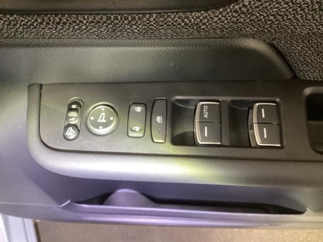 �d���i�[�������R���h�A�~���[�ƁA�p���[�E�B���h�E�X�C�b�`���͉^�]�ȃh�A�ɂ���܂��B