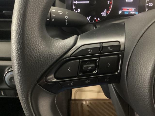 �X�e�A�����O���葤�ɃI�[�f�B�I�֘A�̃R���g���[���X�C�b�`��z�u���Ă��܂��B���쎞�͎�������炷���ƂȂ��^�]�ɏW���ł��܂��B