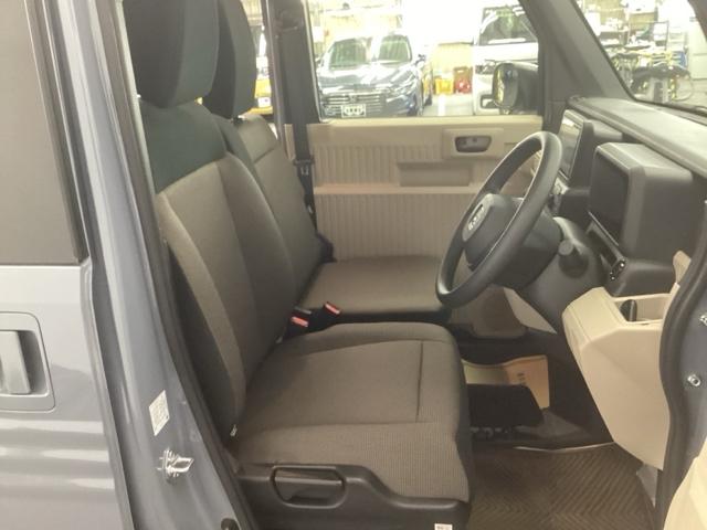 �^�]�Ȃ́A�傫�ȍ��ʂƕ�ݍ��ނ悤�Ȕw�����ꂪ�h���C�o�[�̐g�̑S�̂���������x���܂��B�㎿�ȃV�[�g�f�ނƍ���S�n�̂悢�N�b�V�������̗p���A�����Ԃ̉^�]��R�[�i�[�̑����������K�ł��B