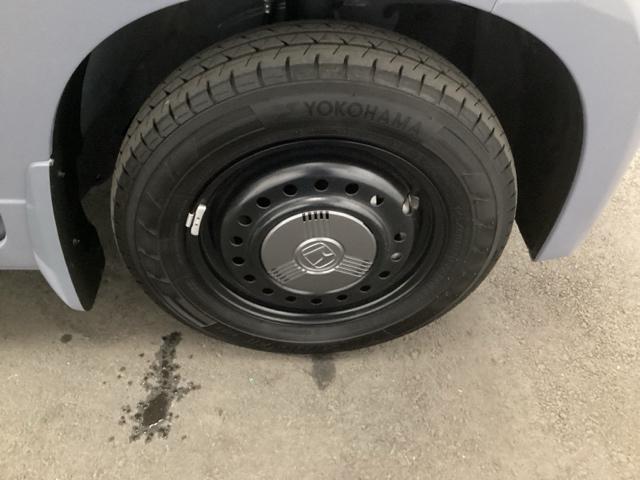 �J�W���A���ɑ������ʂ�n�[�t�^�C�v�̃z�C�[���L���b�v�B