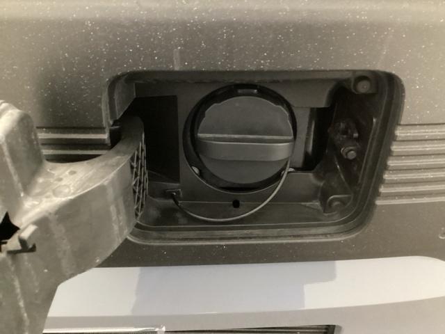 ���ʏ[�d�̓t�^�𒼐ډ����A�}���[�d�͎ԓ��̃{�^���𑀍삵�ĊJ���A���Ƃ͏[�d�R�l�N�^�[�����������ŏ[�d�J�n���܂��B�ȒP�ȏ[�d����ƁA�t�^�̊J������ς��邱�Ƃō����ԈႢ��h������S���B