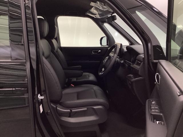 �^�]�Ȃ́A�傫�ȍ��ʂƕ�ݍ��ނ悤�Ȕw�����ꂪ�h���C�o�[�̐g�̑S�̂���������x���܂��B�㎿�ȃV�[�g�f�ނƍ���S�n�̂悢�N�b�V�������̗p���A�����Ԃ̉^�]��R�[�i�[�̑����������K�ł��B