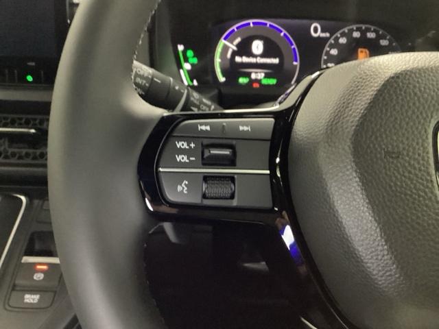 �n���h���ɃI�[�f�B�I����{�^�����������܂��B���_���ڂ����n���h�����痣�����ƂȂ��`�����l����e�I�[�f�B�I�̐؂�ւ���{�����[���������ł��܂��̂ň��S�^�]�ɂ��𗧂��܂��B