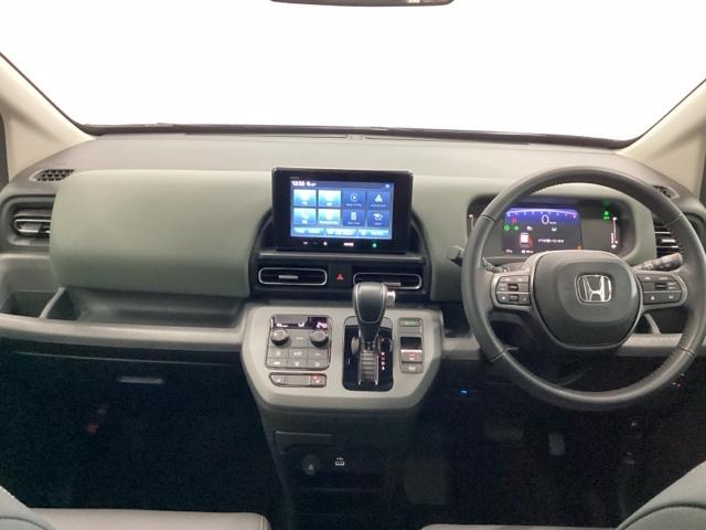 フリード クロスター　試乗車　先進ライト　リアカメラ　ＥＴＣ　ＡＡＣ　スマ－トキ－　シ－トヒ－タ－　盗難防止システム　ＵＳＢ　フルフラット　サイドエアバッグ　クルコン　ＥＣＯＮモード　ＥＳＣ　ＡＢＳ　キーフリー（2枚目）