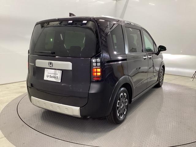 フリード クロスター　試乗車　先進ライト　リアカメラ　ＥＴＣ　ＡＡＣ　スマ－トキ－　シ－トヒ－タ－　盗難防止システム　ＵＳＢ　フルフラット　サイドエアバッグ　クルコン　ＥＣＯＮモード　ＥＳＣ　ＡＢＳ　キーフリー（8枚目）