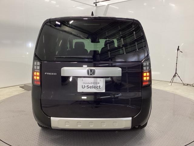 フリード クロスター　試乗車　先進ライト　リアカメラ　ＥＴＣ　ＡＡＣ　スマ－トキ－　シ－トヒ－タ－　盗難防止システム　ＵＳＢ　フルフラット　サイドエアバッグ　クルコン　ＥＣＯＮモード　ＥＳＣ　ＡＢＳ　キーフリー（9枚目）