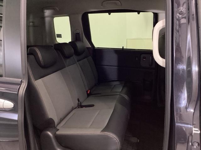 フリード クロスター　試乗車　先進ライト　リアカメラ　ＥＴＣ　ＡＡＣ　スマ－トキ－　シ－トヒ－タ－　盗難防止システム　ＵＳＢ　フルフラット　サイドエアバッグ　クルコン　ＥＣＯＮモード　ＥＳＣ　ＡＢＳ　キーフリー（17枚目）