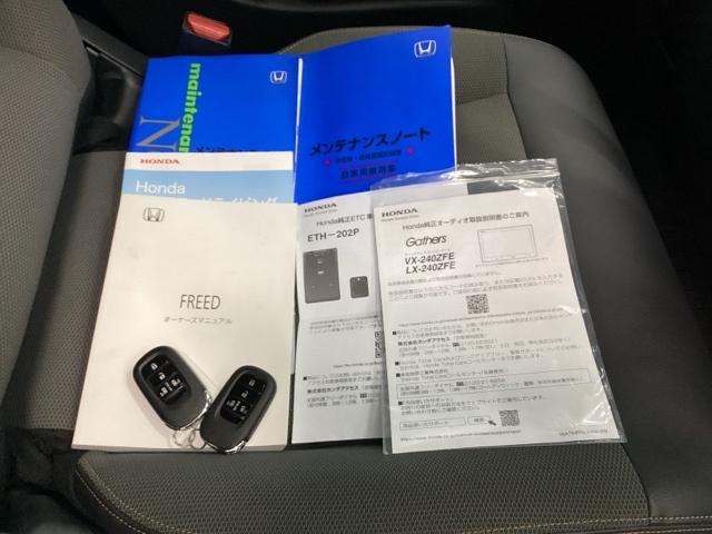 フリード クロスター　試乗車　先進ライト　リアカメラ　ＥＴＣ　ＡＡＣ　スマ－トキ－　シ－トヒ－タ－　盗難防止システム　ＵＳＢ　フルフラット　サイドエアバッグ　クルコン　ＥＣＯＮモード　ＥＳＣ　ＡＢＳ　キーフリー（18枚目）