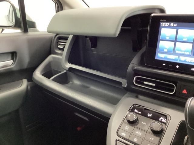 フリード クロスター　試乗車　先進ライト　リアカメラ　ＥＴＣ　ＡＡＣ　スマ－トキ－　シ－トヒ－タ－　盗難防止システム　ＵＳＢ　フルフラット　サイドエアバッグ　クルコン　ＥＣＯＮモード　ＥＳＣ　ＡＢＳ　キーフリー（41枚目）