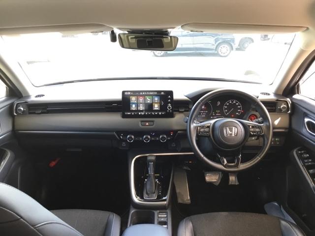 ヴェゼル ｅ：ＨＥＶＺ　ホンダコネクトディスプレイ　ＥＴＣ２．０　Ｓヒータ　地デジフルセグＴＶ　電動テールゲート　サイドエアバッグ　後カメラ　前後障害物センサー　横滑防止装置　エアコン　ＬＥＤヘットライト　パワステ　ナビＴＶ（2枚目）