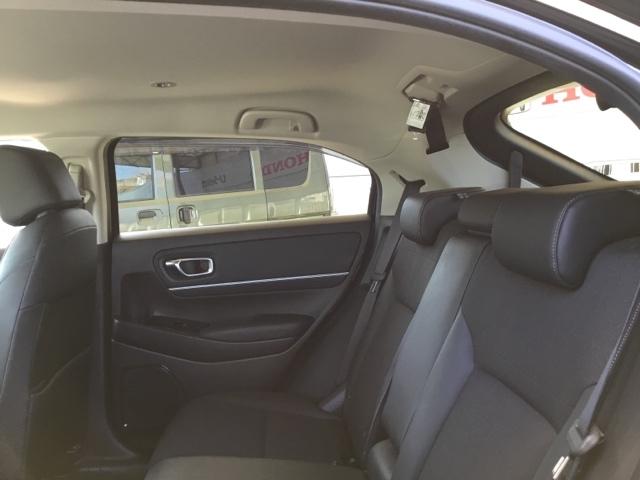 ヴェゼル ｅ：ＨＥＶＺ　ホンダコネクトディスプレイ　ＥＴＣ２．０　Ｓヒータ　地デジフルセグＴＶ　電動テールゲート　サイドエアバッグ　後カメラ　前後障害物センサー　横滑防止装置　エアコン　ＬＥＤヘットライト　パワステ　ナビＴＶ（11枚目）