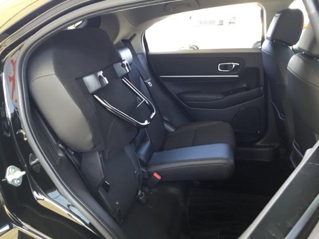 ヴェゼル ｅ：ＨＥＶＺ　ホンダコネクトディスプレイ　ＥＴＣ２．０　Ｓヒータ　地デジフルセグＴＶ　電動テールゲート　サイドエアバッグ　後カメラ　前後障害物センサー　横滑防止装置　エアコン　ＬＥＤヘットライト　パワステ　ナビＴＶ（13枚目）