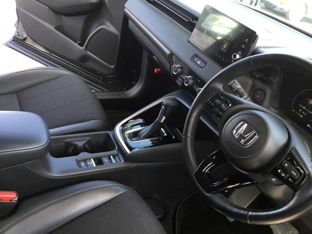 ヴェゼル ｅ：ＨＥＶＺ　ホンダコネクトディスプレイ　ＥＴＣ２．０　Ｓヒータ　地デジフルセグＴＶ　電動テールゲート　サイドエアバッグ　後カメラ　前後障害物センサー　横滑防止装置　エアコン　ＬＥＤヘットライト　パワステ　ナビＴＶ（22枚目）