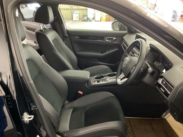 �^�]�Ȃ́A�傫�ȍ��ʂƕ�ݍ��ނ悤�Ȕw�����ꂪ�h���C�o�[�̐g�̑S�̂���������x���܂��B�㎿�ȃV�[�g�f�ނƍ���S�n�̂悢�N�b�V�������̗p���A�����Ԃ̉^�]��R�[�i�[�̑����������K�ł��B