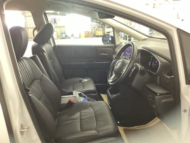 �^�]�Ȃ́A�傫�ȍ��ʂƕ�ݍ��ނ悤�Ȕw�����ꂪ�h���C�o�[�̐g�̑S�̂���������x���܂��B�㎿�ȃV�[�g�f�ނƍ���S�n�̂悢�N�b�V�������̗p���A�����Ԃ̉^�]��R�[�i�[�̑����������K�ł��B