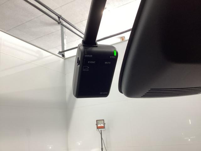 �܂����I�̎��̂��߂Ƀh���C�u���R�[�_�[�������Ă��܂��B�Փ˂����m����ƈ�莞�ԉ摜�������ۑ��ł���̂ň��S�ł��B